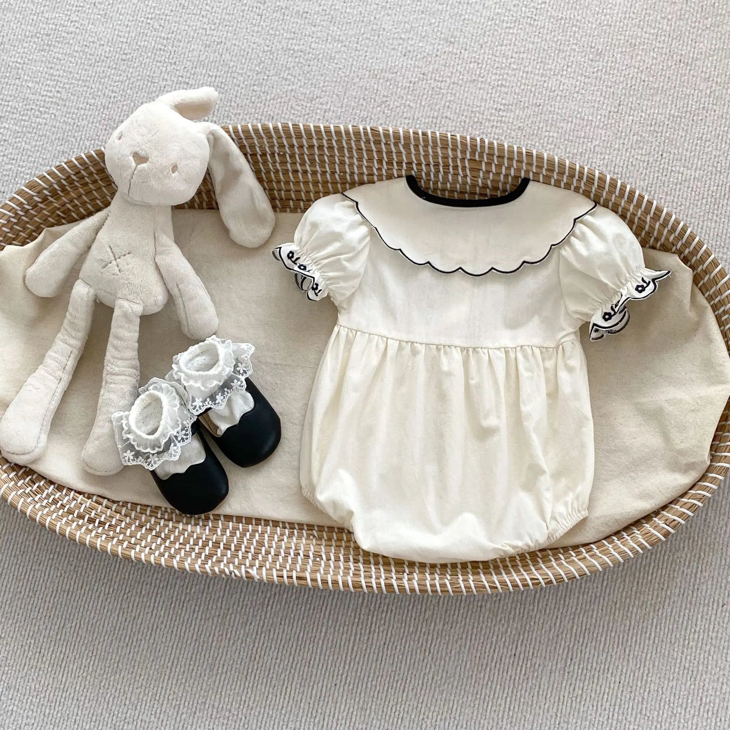 Zomer Romper voor Babymeisjes – Geborduurde Revers