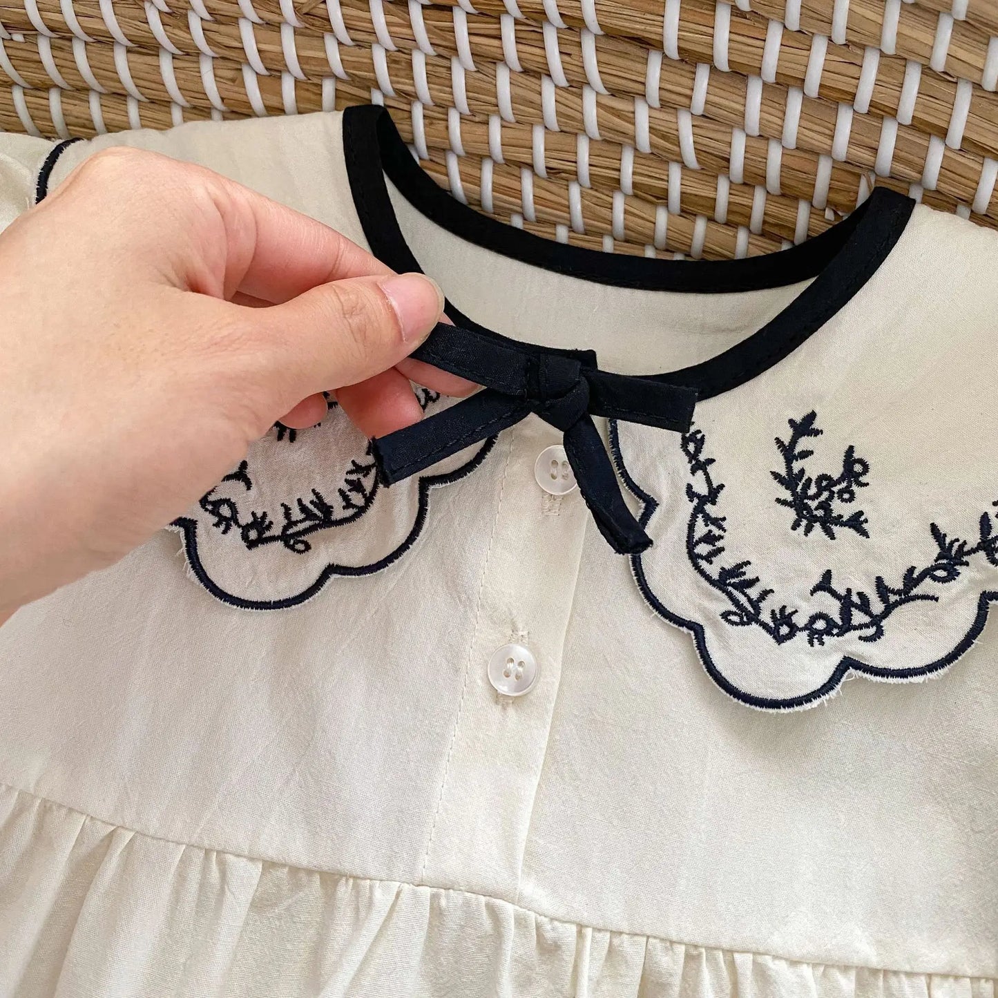 Zomer Romper voor Babymeisjes – Geborduurde Revers