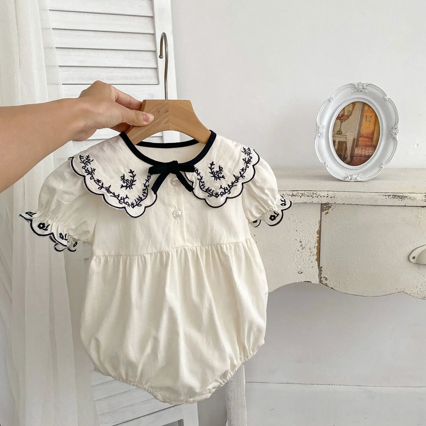 Zomer Romper voor Babymeisjes – Geborduurde Revers