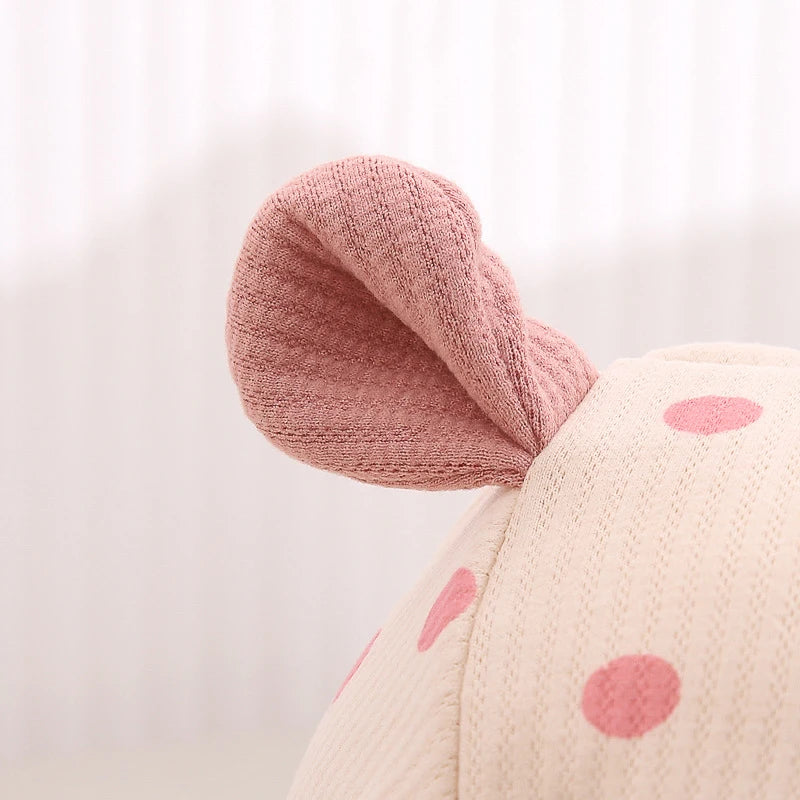 Baby wintermuts met oortjes en stippenprint