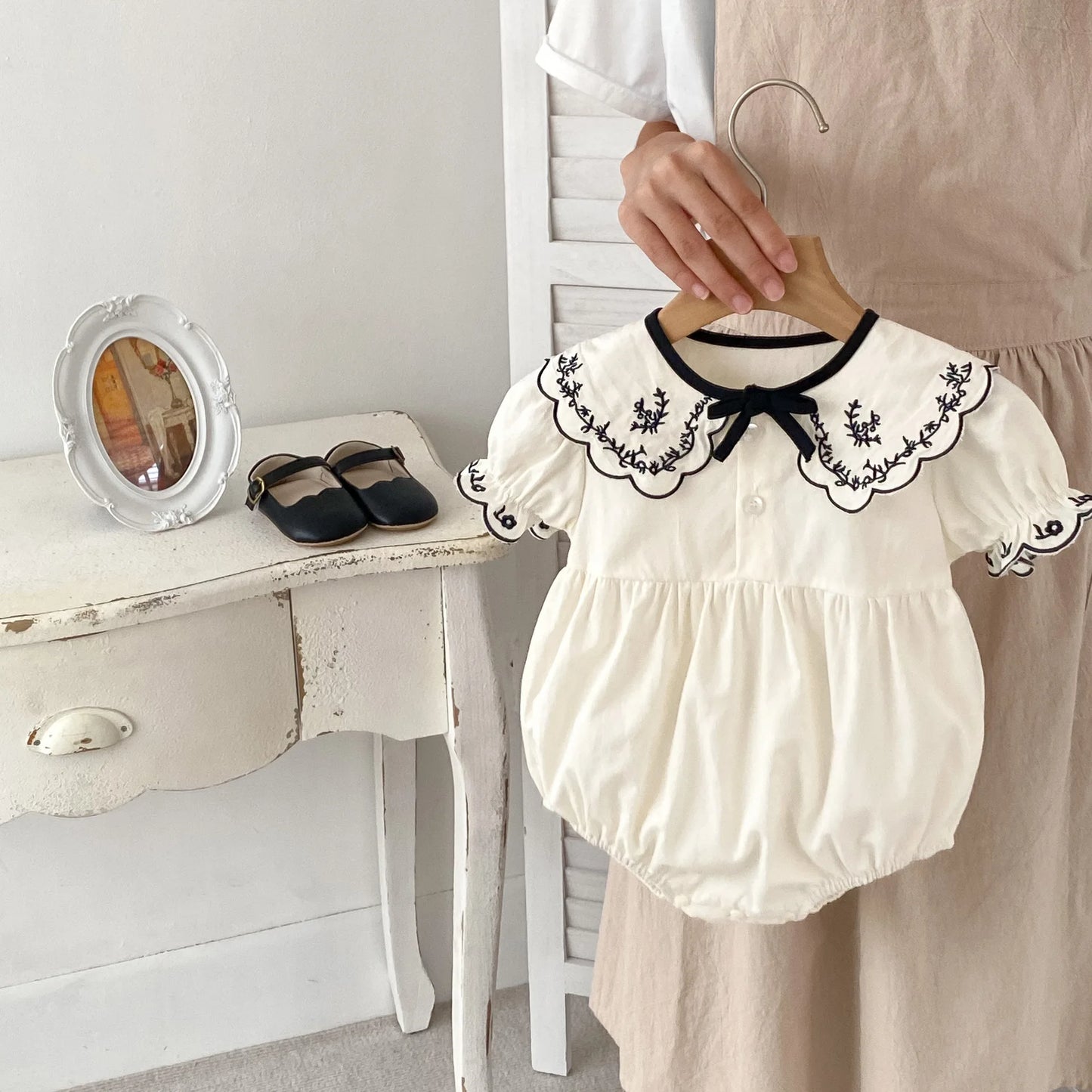 Zomer Romper voor Babymeisjes – Geborduurde Revers