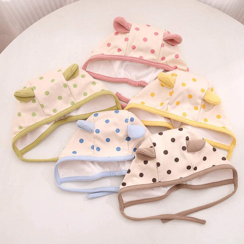 Baby wintermuts met oortjes en stippenprint