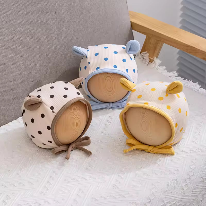 Baby wintermuts met oortjes en stippenprint