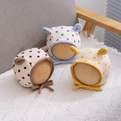 Baby wintermuts met oortjes en stippenprint