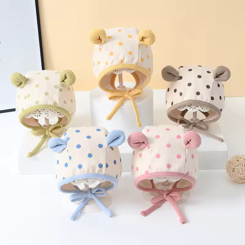 Baby wintermuts met oortjes en stippenprint