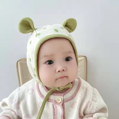 Baby wintermuts met oortjes en stippenprint