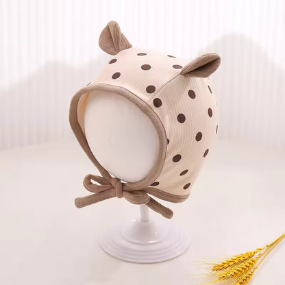 Baby wintermuts met oortjes en stippenprint
