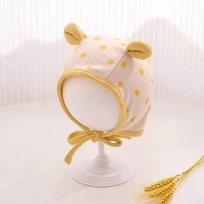 Baby wintermuts met oortjes en stippenprint