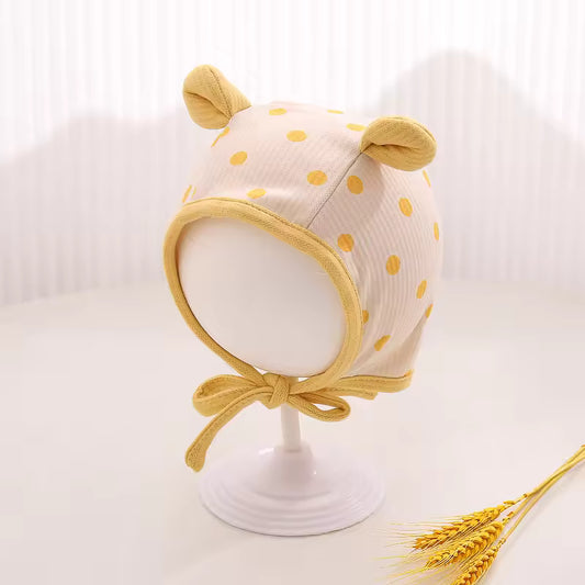 Baby wintermuts met oortjes en stippenprint