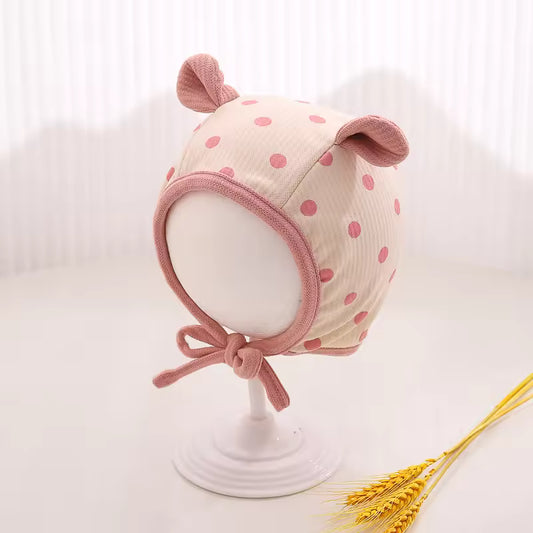 Baby wintermuts met oortjes en stippenprint