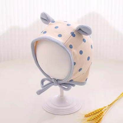 Baby wintermuts met oortjes en stippenprint